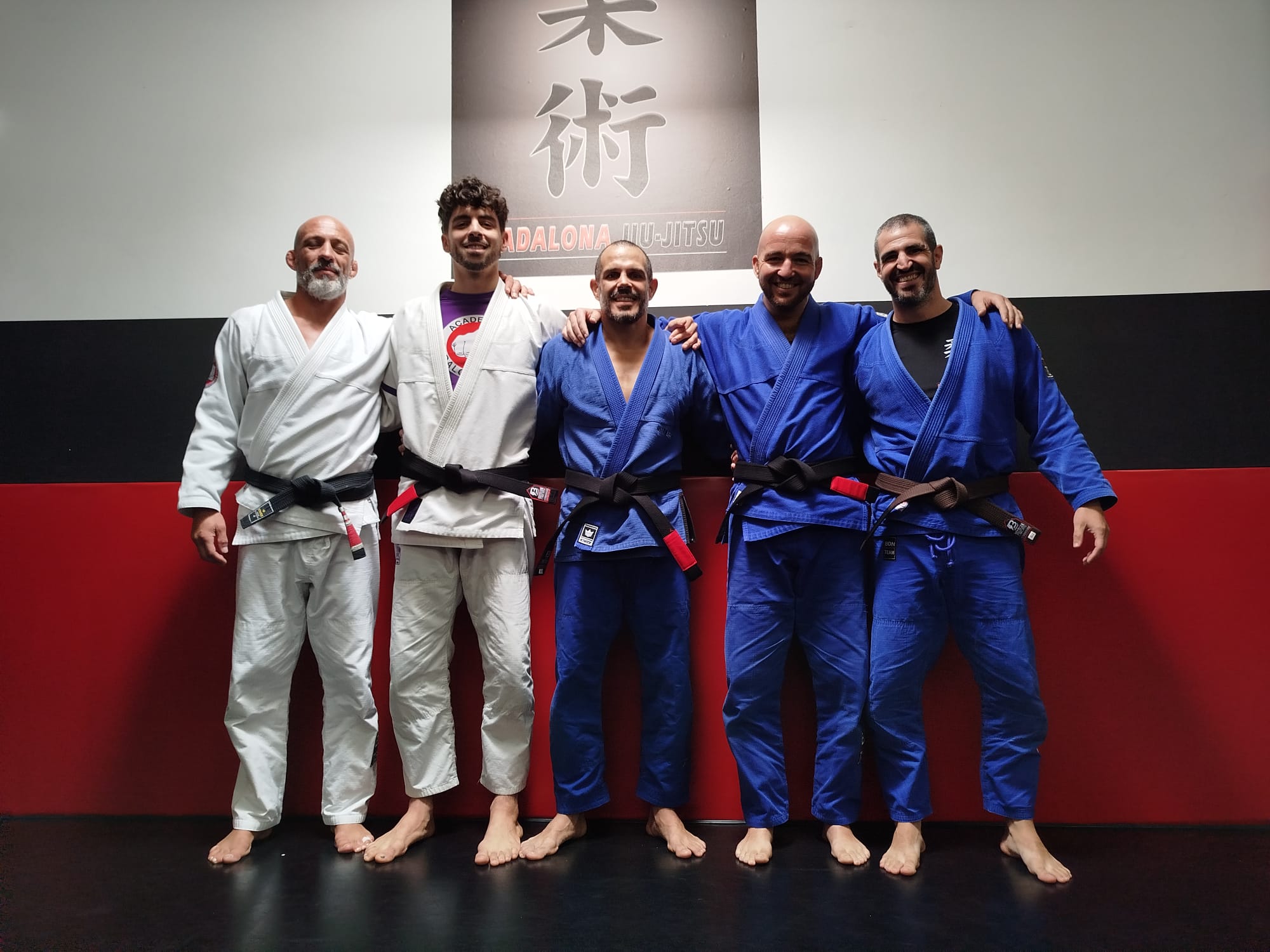 Martín Madridejos y cuatro compañeros en la academia Badalona Jiu Jitsu